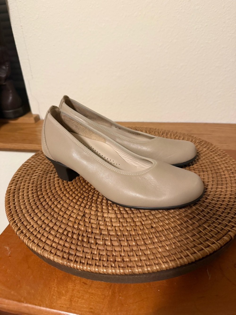 SAS Women's Pumps in Beige-Taupe